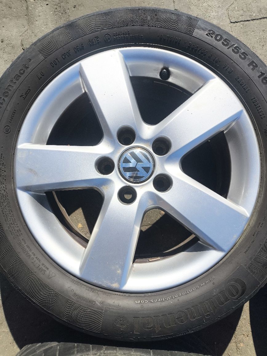 Sprzedam felgi aluminiowe 16 z oponami VW golf 5