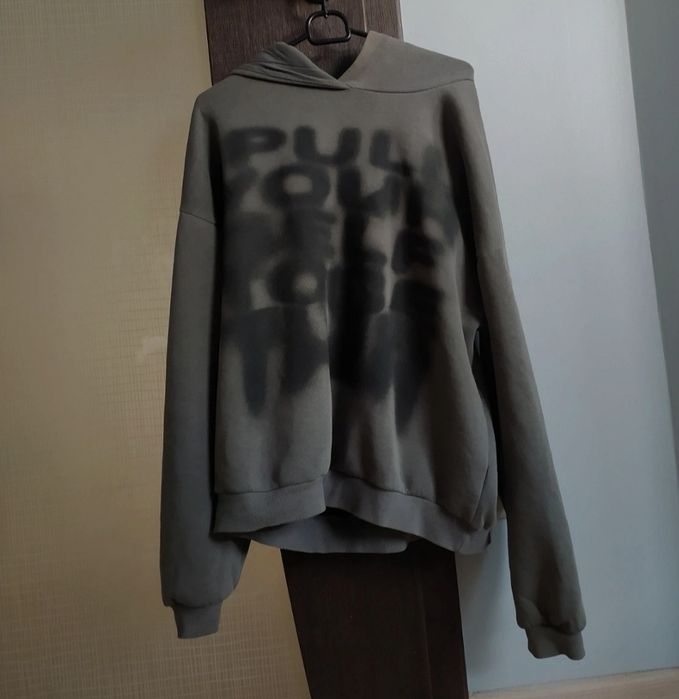 Szara grafitowa bluza z kapturem i rozmazanym nadrukiem