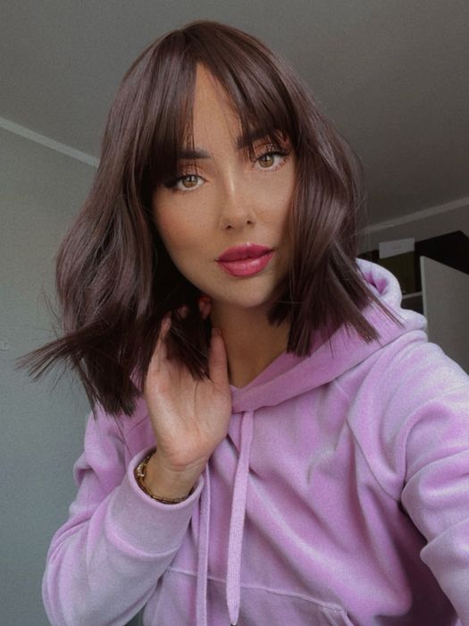 Peruka krótkie włosy brązowe refleksy pasemka fale kręcone nowa