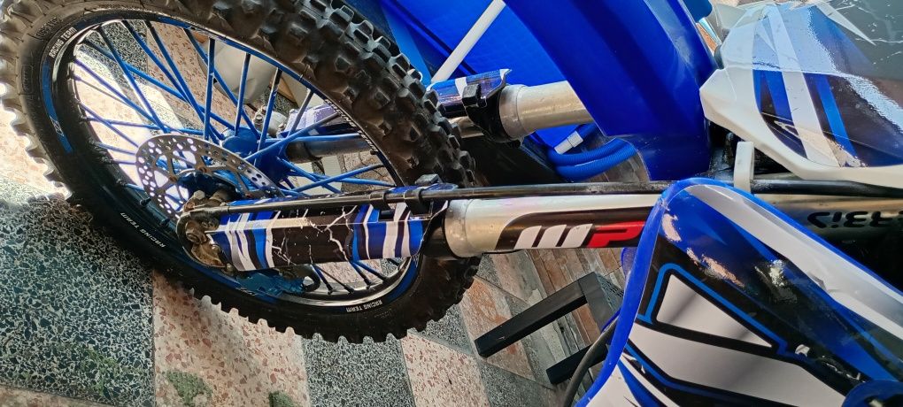 Wr 400F matriculada