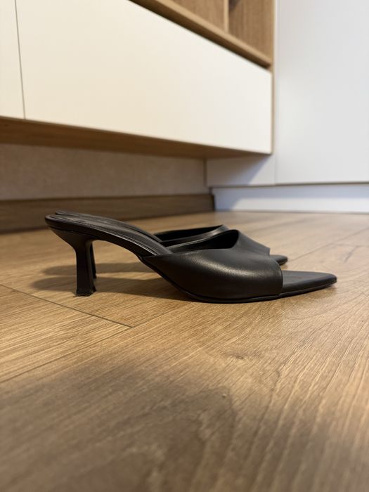 Стильні та зручні мюлі, підійдуть під будь-які образи.