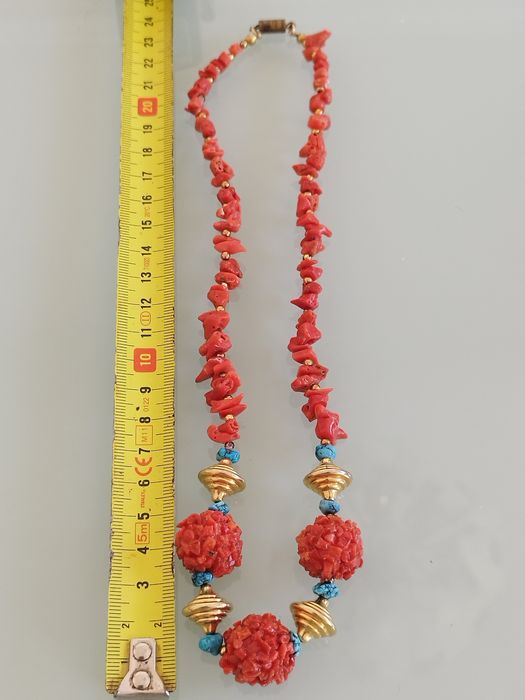 Lindo colar feito em coral genuíno, com um design único e elegante.

-