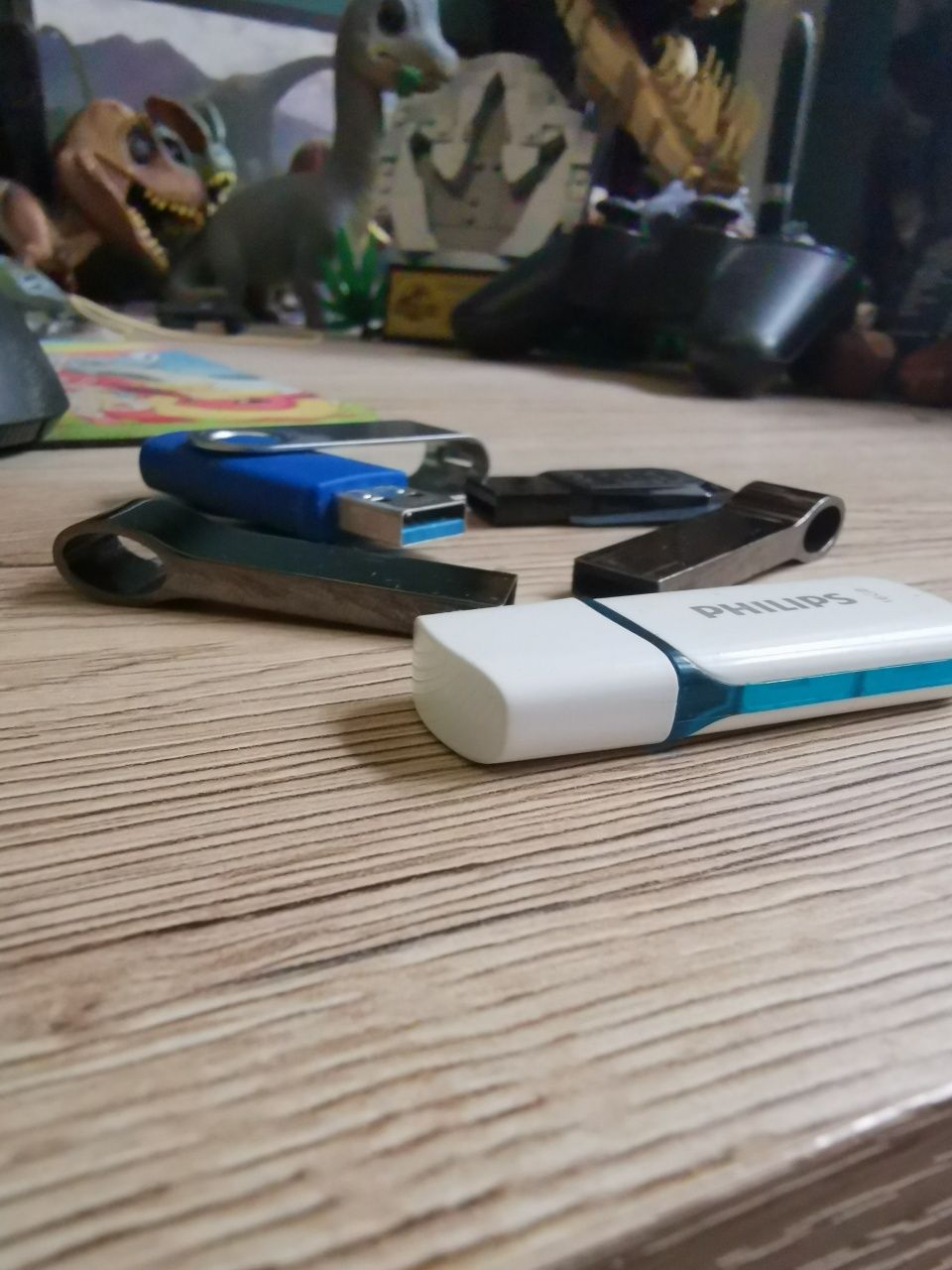 Garść 16GB pendrive