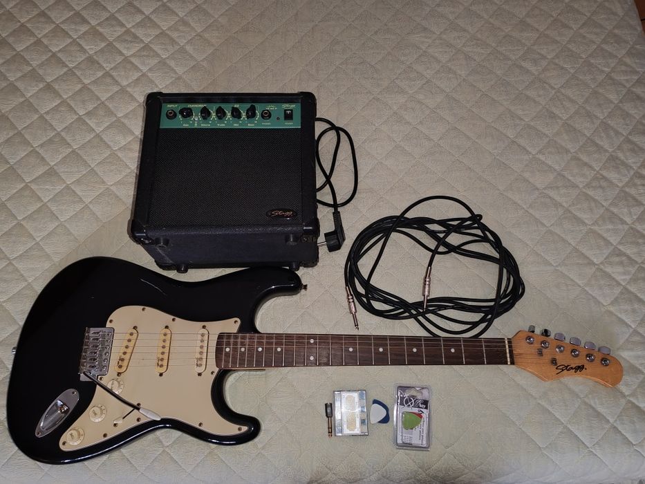 Guitarra elétrica Stagg+ amplificador