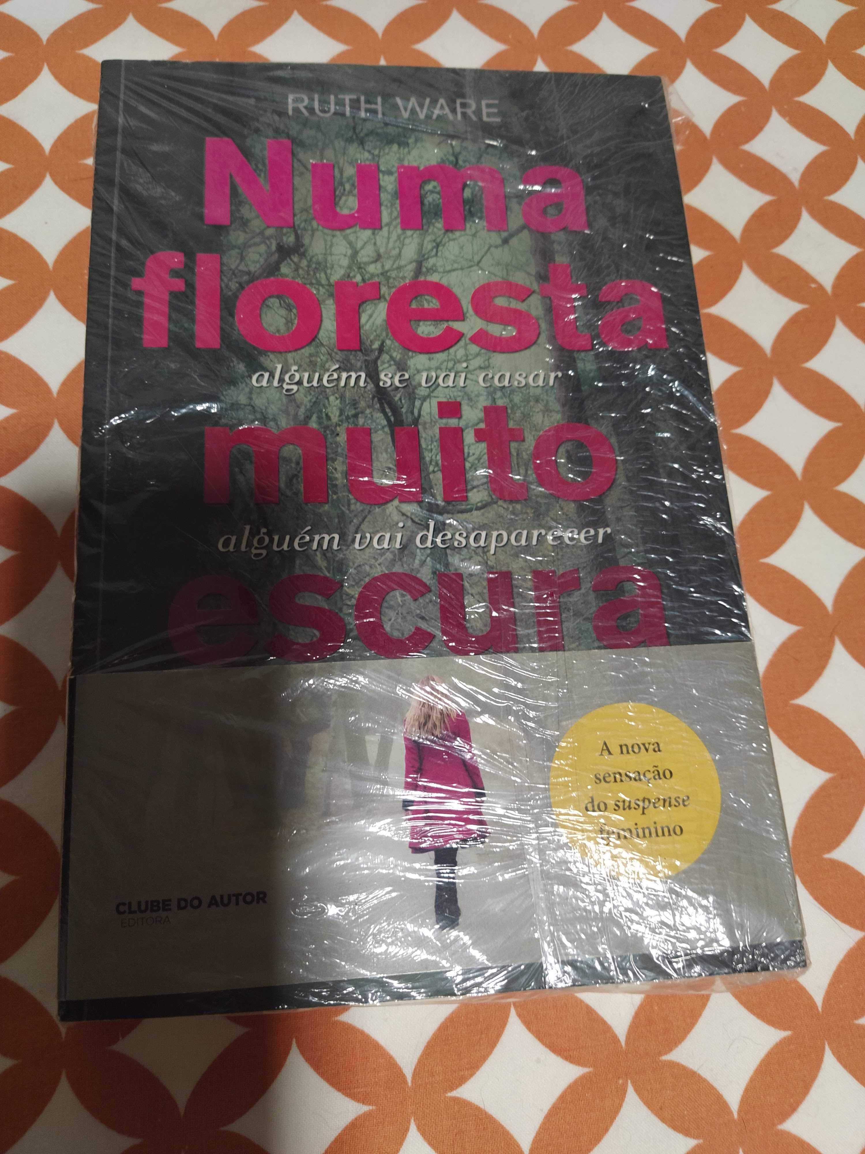 Vendo livro "Numa floresta muito escura"