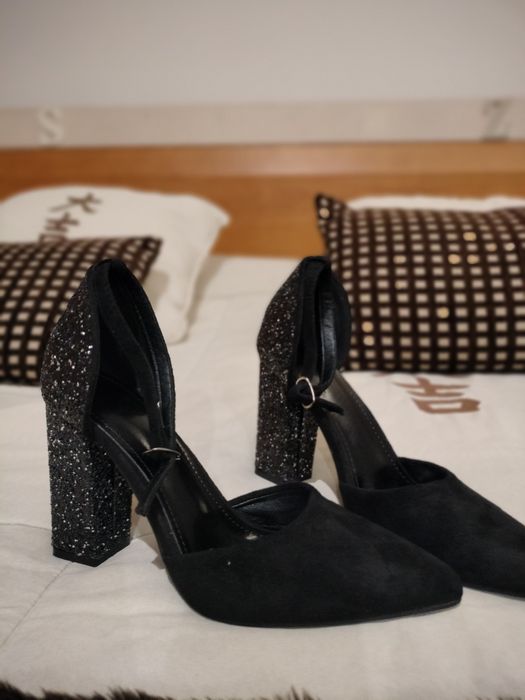 Sapatos pretos tamanho 38