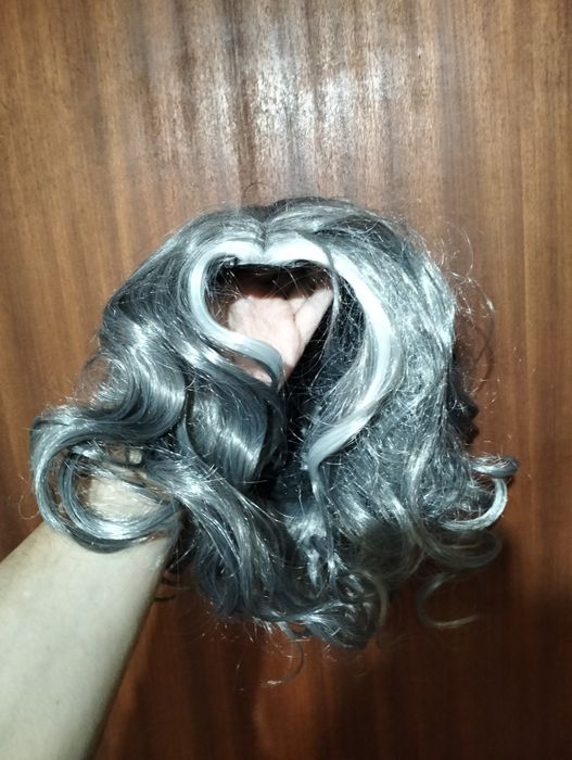 Peruca de cabelo curto da cor cinzento