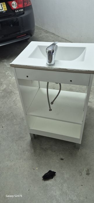 Lavatório com móvel e torneira