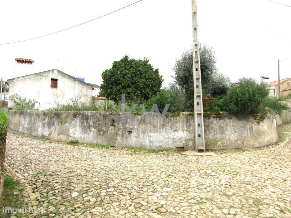 Casa de aldeia com garagem e logradouro em Monte Claro, NIsa