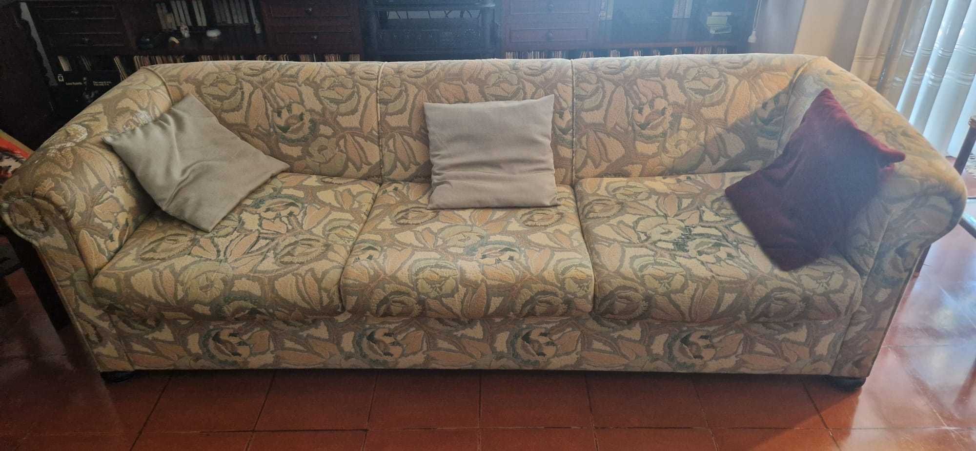 Conjunto sala: 2 sofás 3 lugares + 2 cadeirões estofados