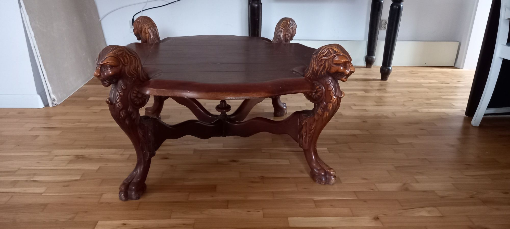 Duży stolik kawowy rzeźbiony - 4 lwy
