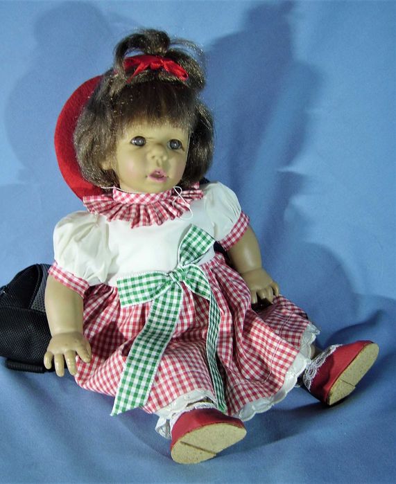 Лялька кукла дівчинка в червоному капелюшку характерна іспанська взута