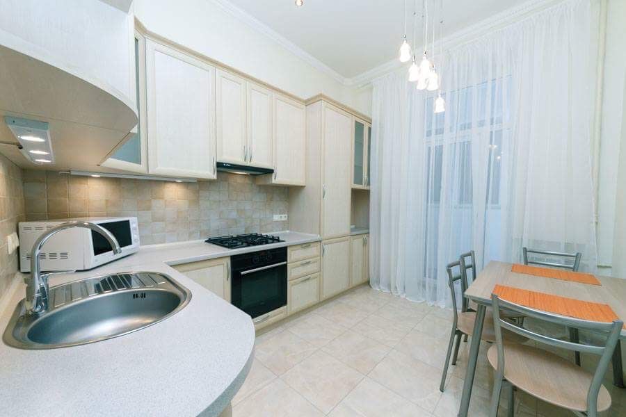 Подобова оренда. Дві просторі спальні. Центр. Лютеранська-12-555.biz.ua