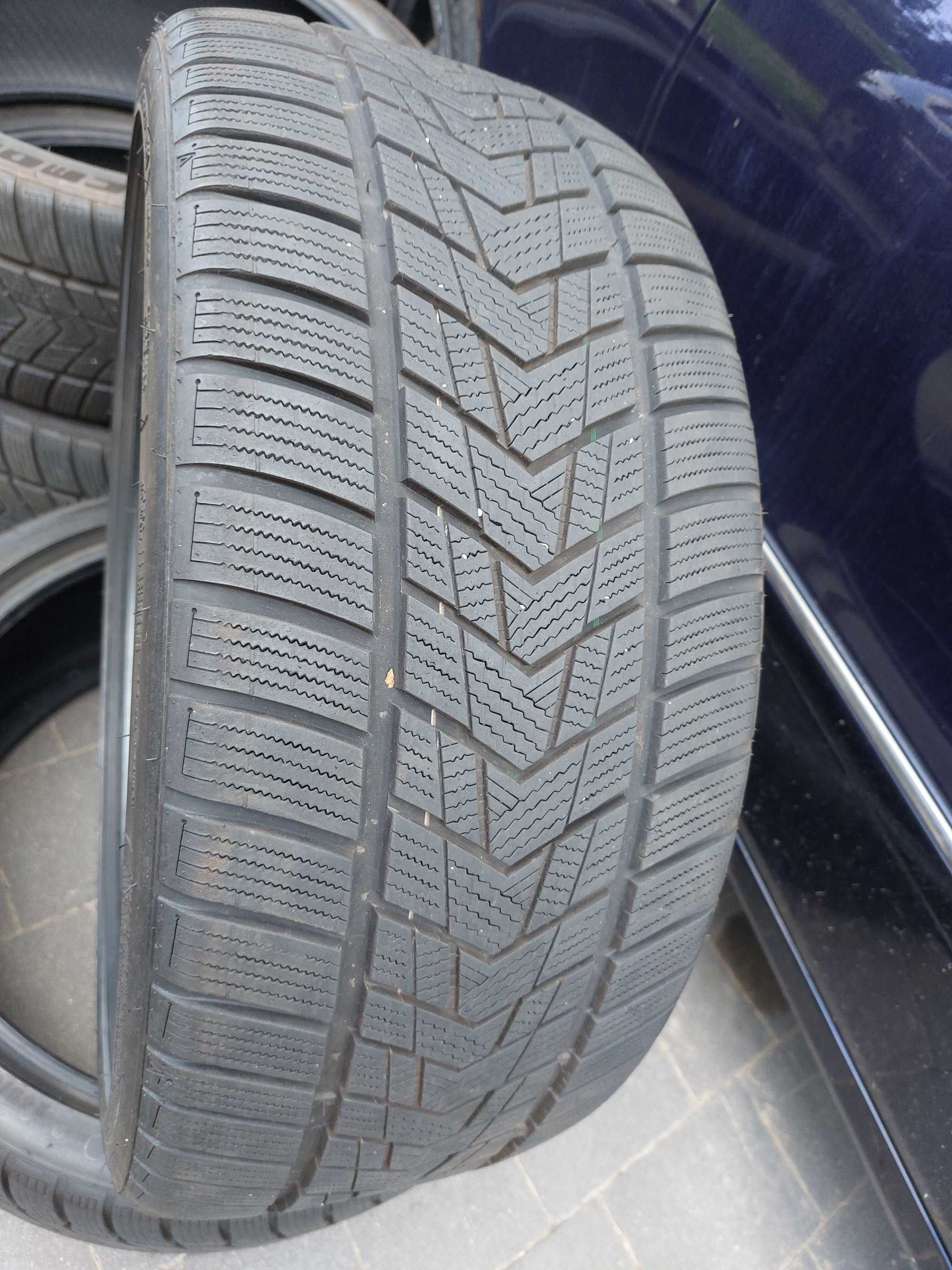 komplet opon zimowych Tracmax S330 245/35 R20 95 V XL