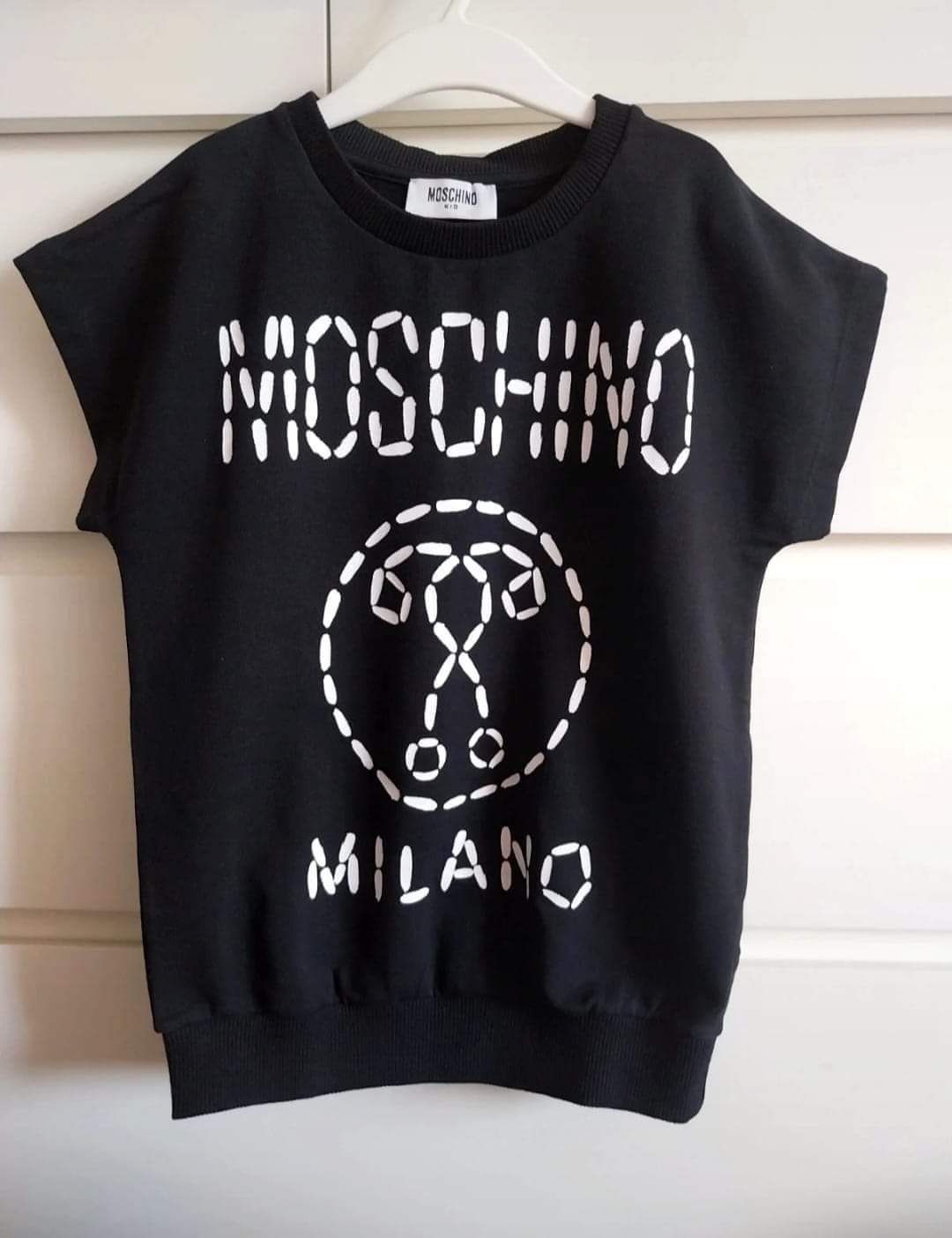 T-shirt preta Moschino, manga curta, Tamanho 8 anos, muito bom estado