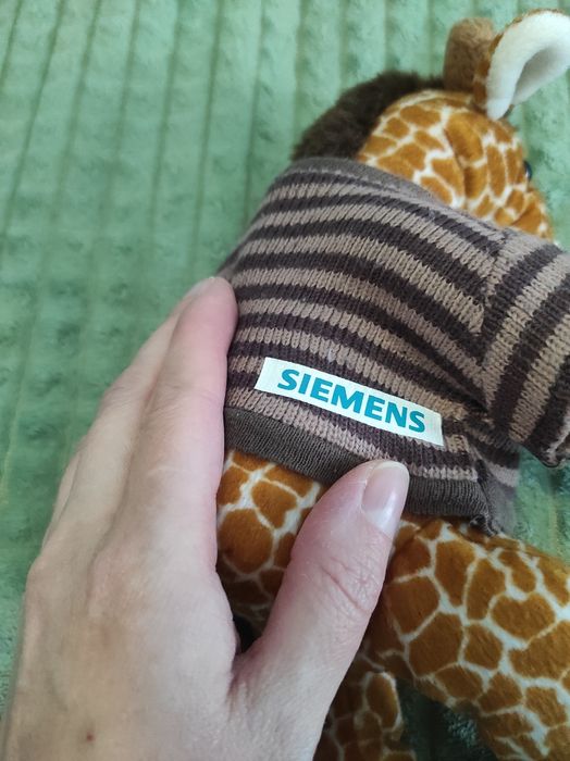 М'яка іграшка жираф у кофтинці