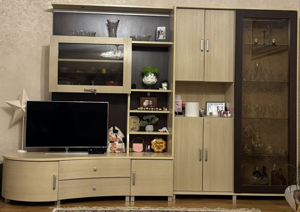 Вітальня, стінка ʼСвіт меблівʼ в хорошому стані