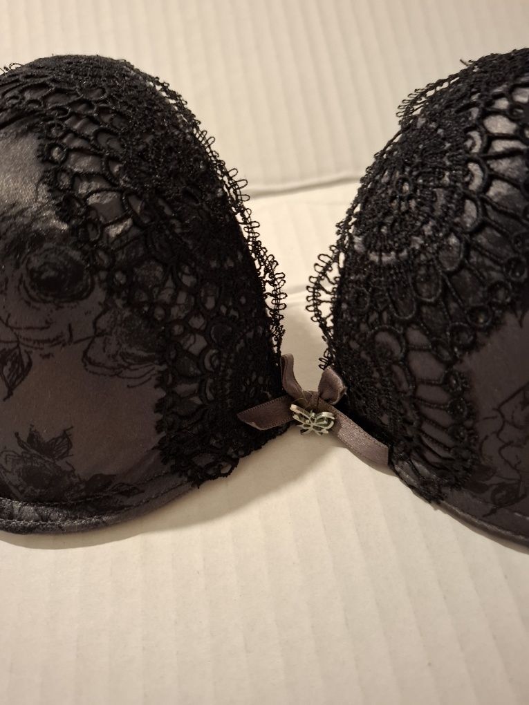 150 гр ,Фирма  Papillon   ,80 B,  чёрный бюстгальтер  очень  хорошего