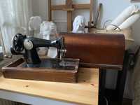 Вінтажна, ретро ручна швейна машинка