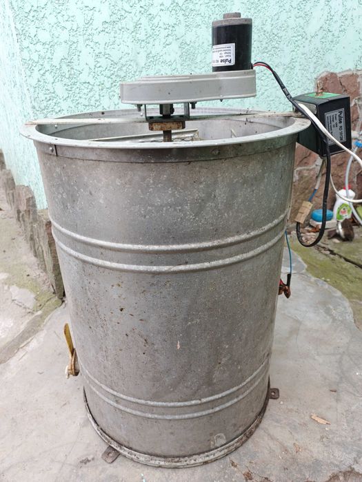 Продам 3-х рамочну медогонку з електроприводом