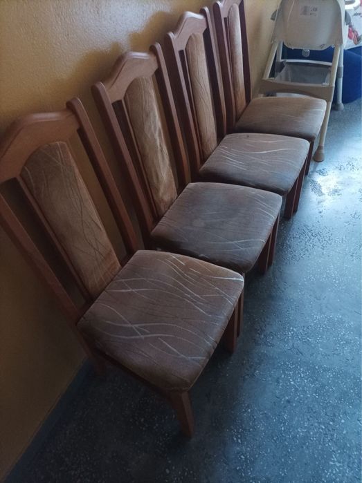 Sprzedaję komplet krzeseł.