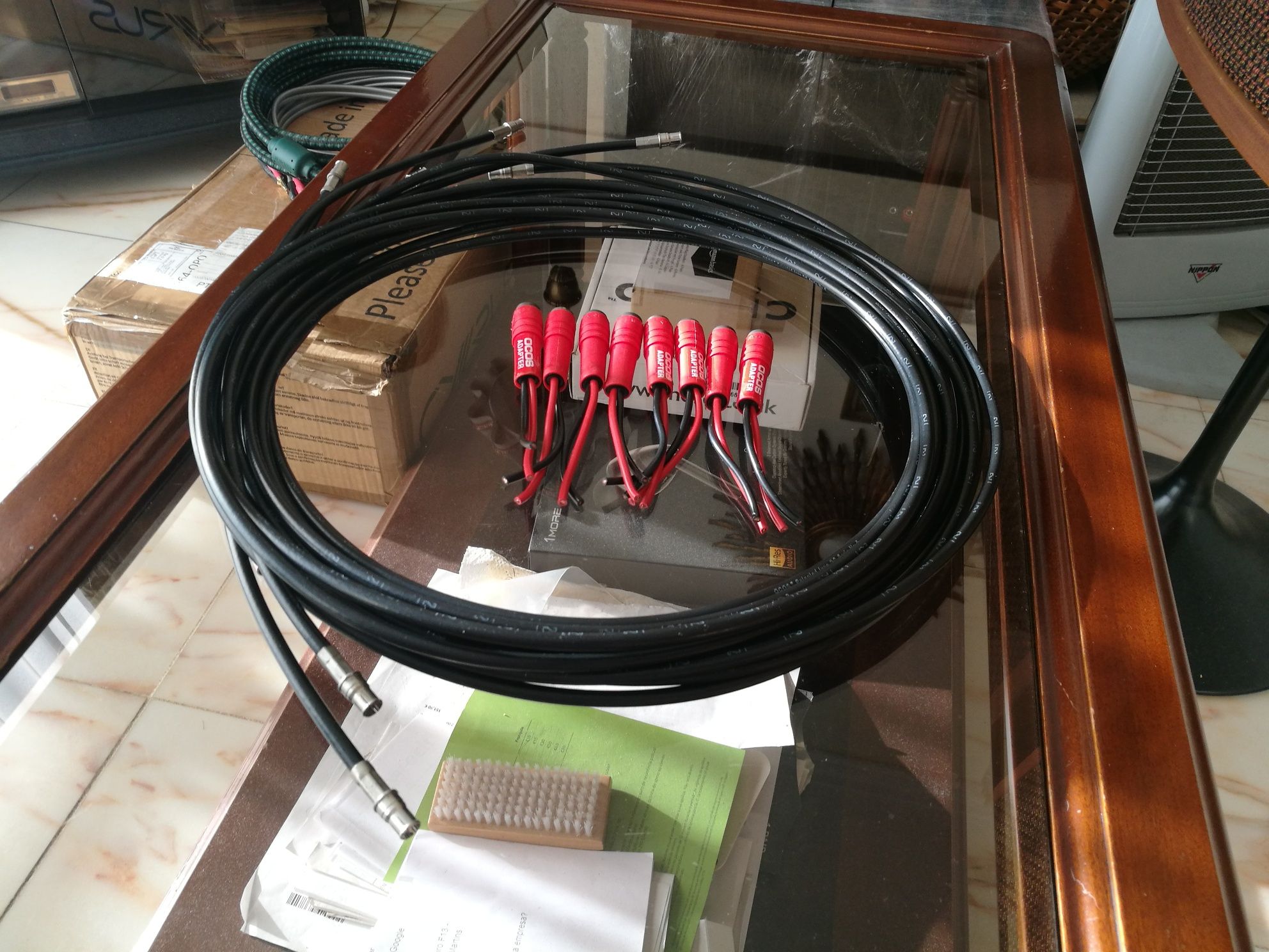 Dynaudio/Ocos One com os respectivos adaptadores (Cabos para Colunas)