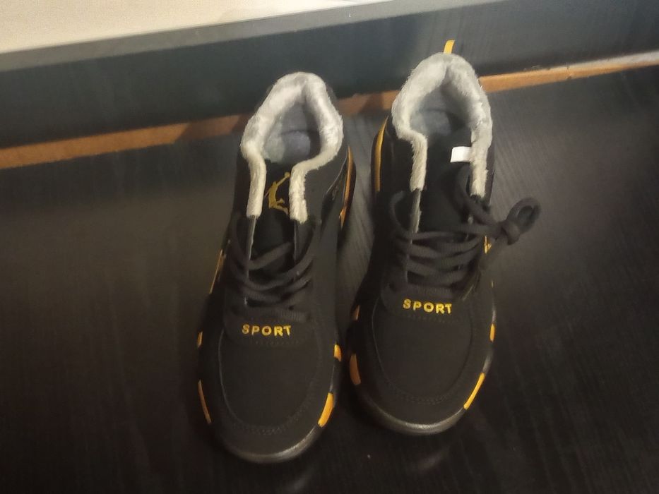 Кросівки зимові дуже гарні та якісні із ворсом - теплі