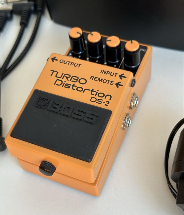 Boss Turbo Distortion DS-2 + power adapter + battery + patch cables