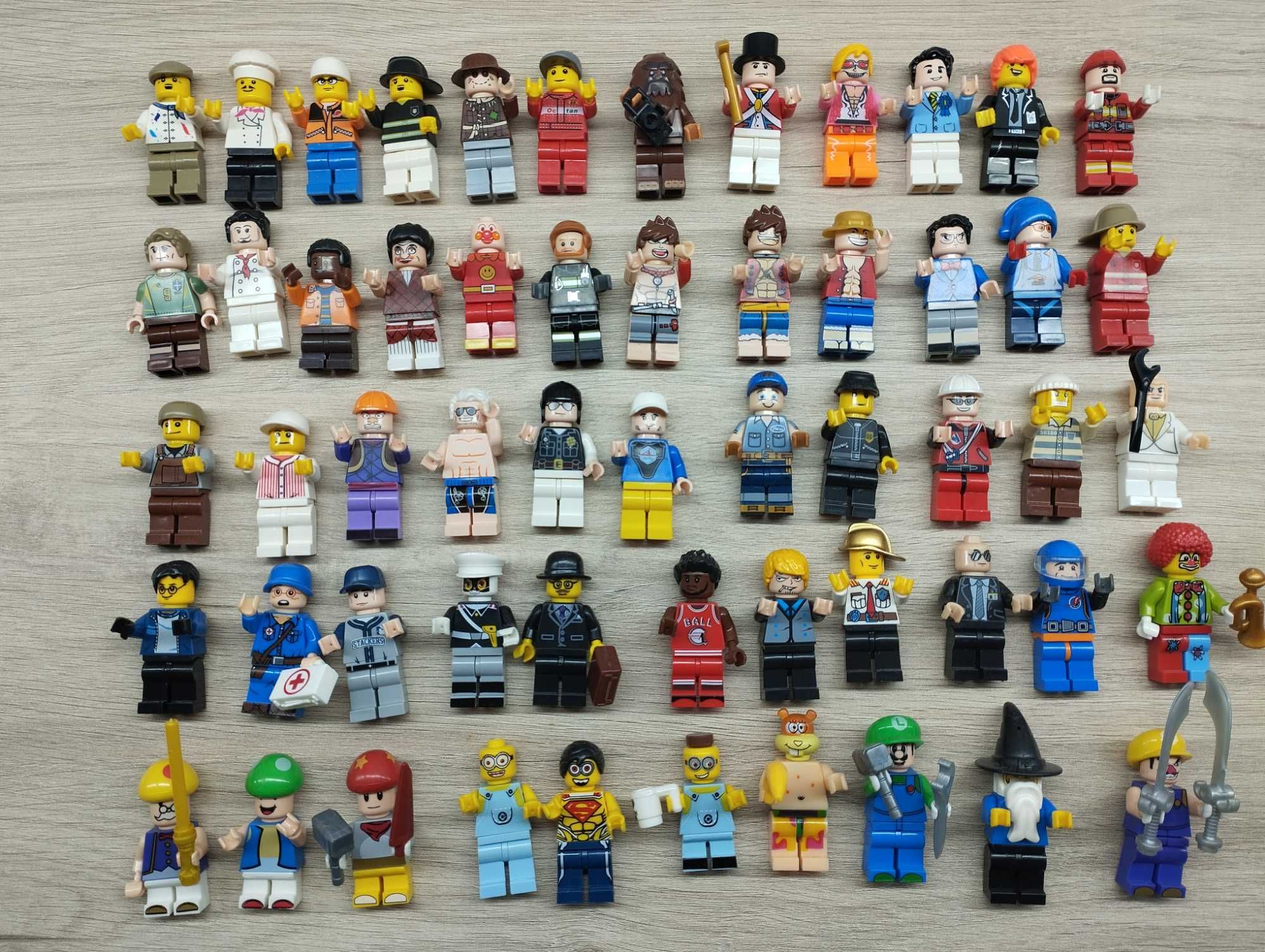Varias figuras lego