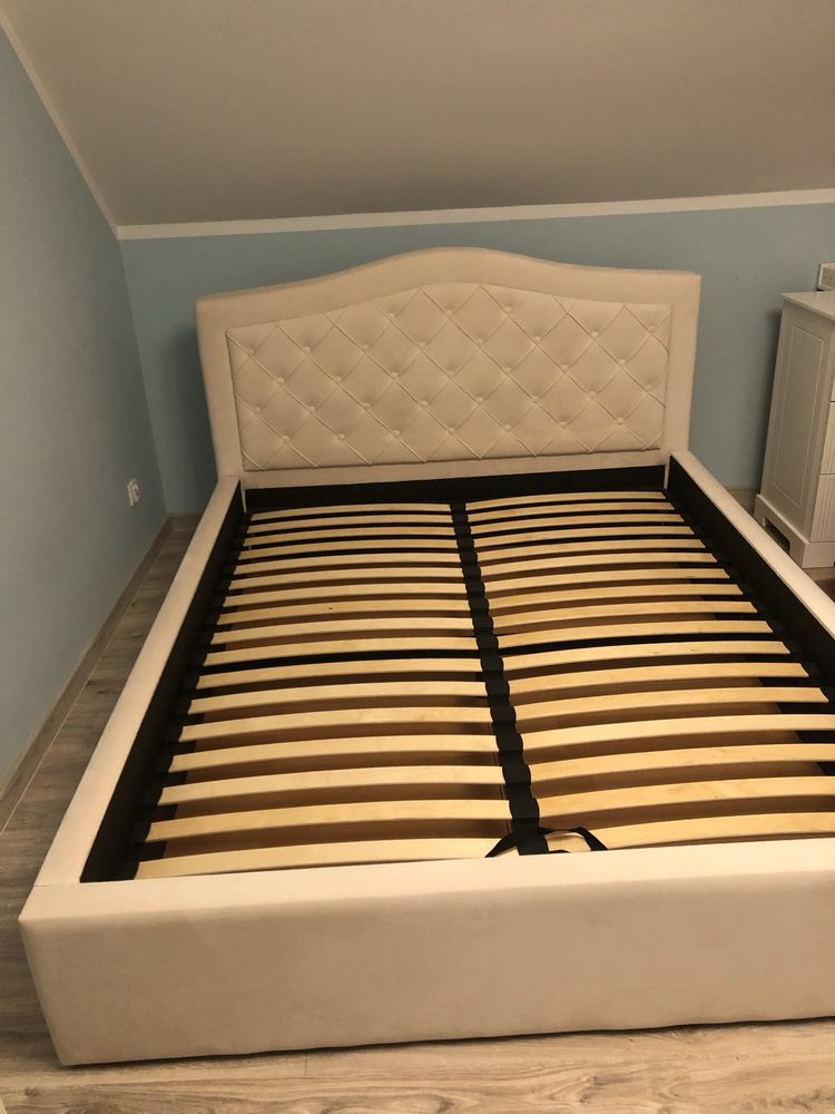 Łóżko tapicerowane 140x200 z pojemnikiem i stelazem glamour