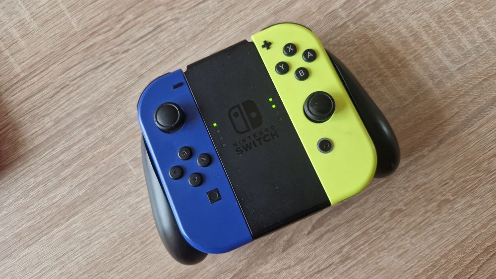 Consola Nintendo Switch e vários acessórios