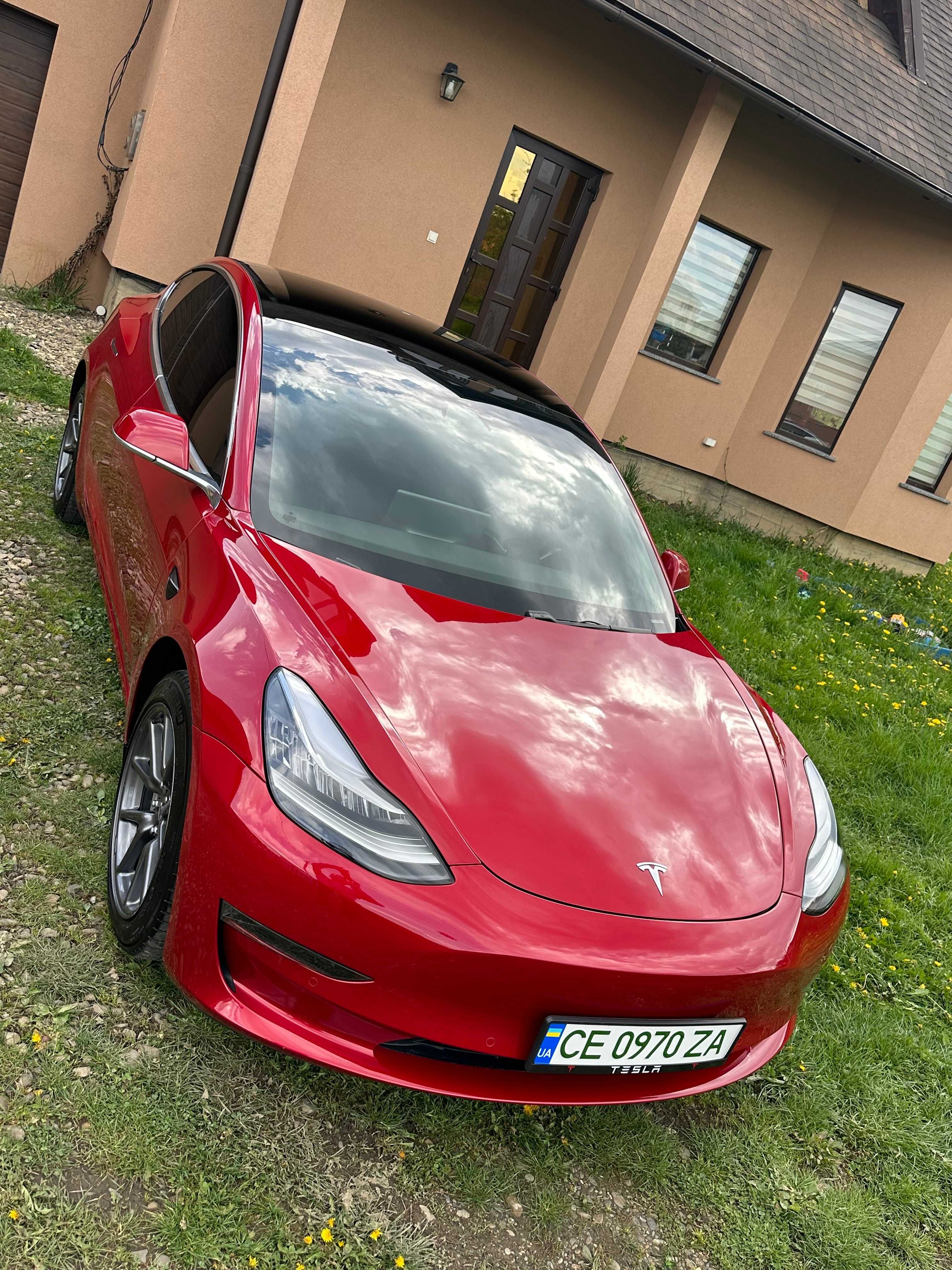 Автомобіль Tesla Model 3