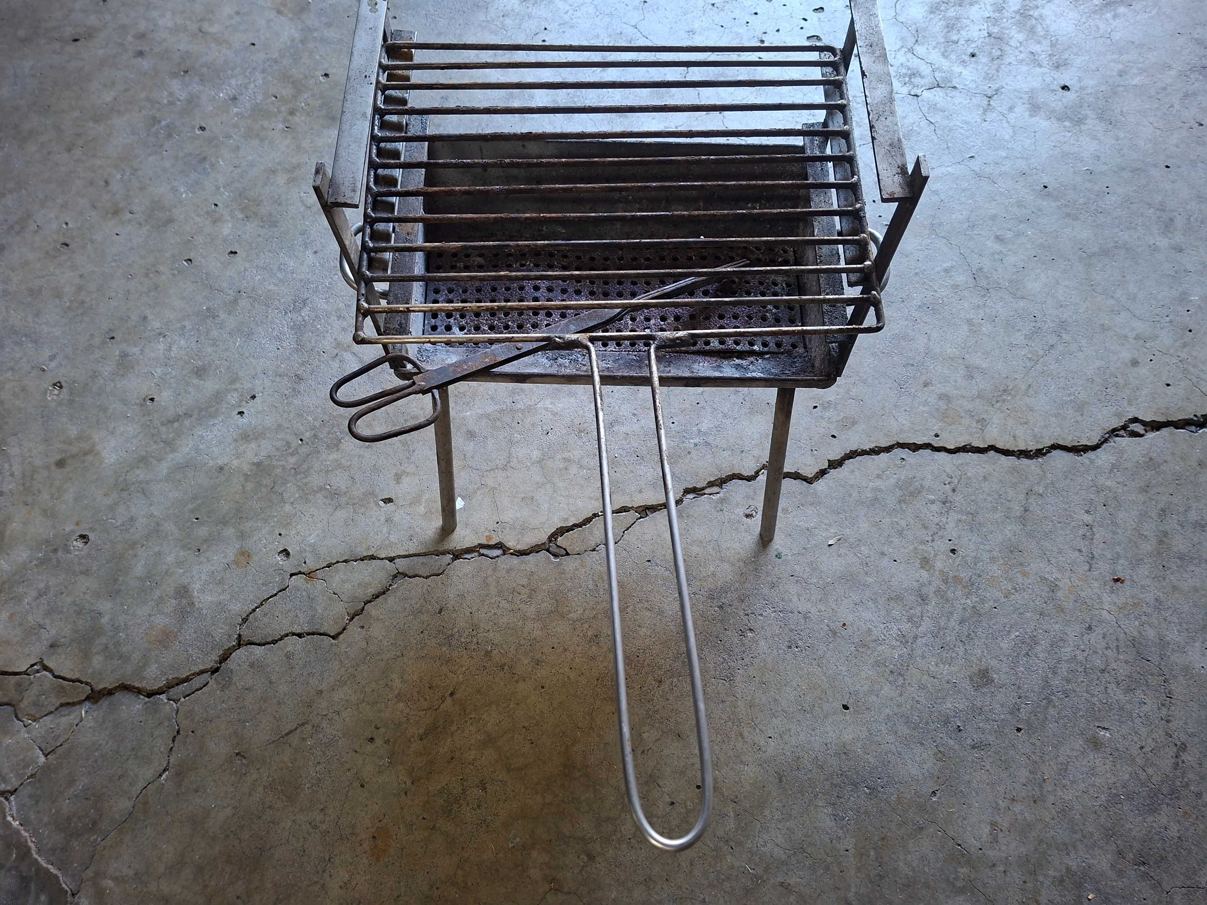 Fogareiro a carvão, com grelha e  3 posições de nivelação. Inox.