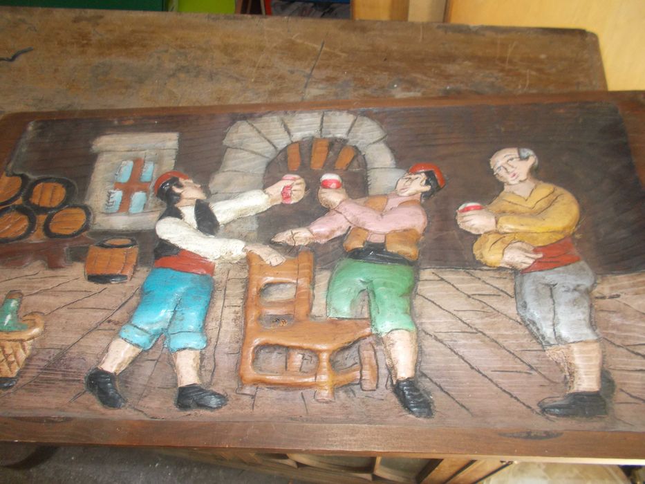 Quadro alegórico. Esculpido na madeira.