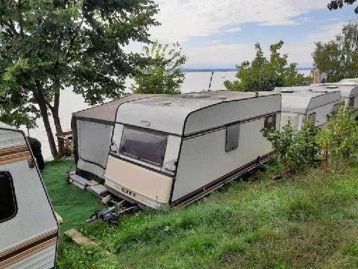 Przyczepa kempingowa Burstner 4501 nad jeziorem