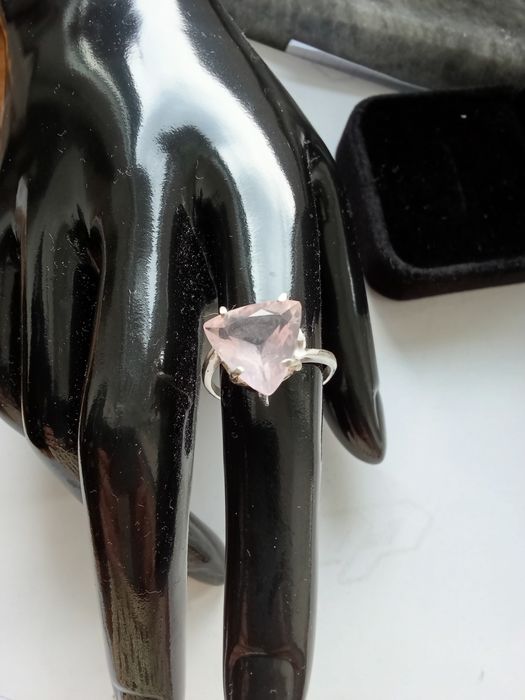 Anel em prata 925 com um belíssimo quartzo rosa brasileir