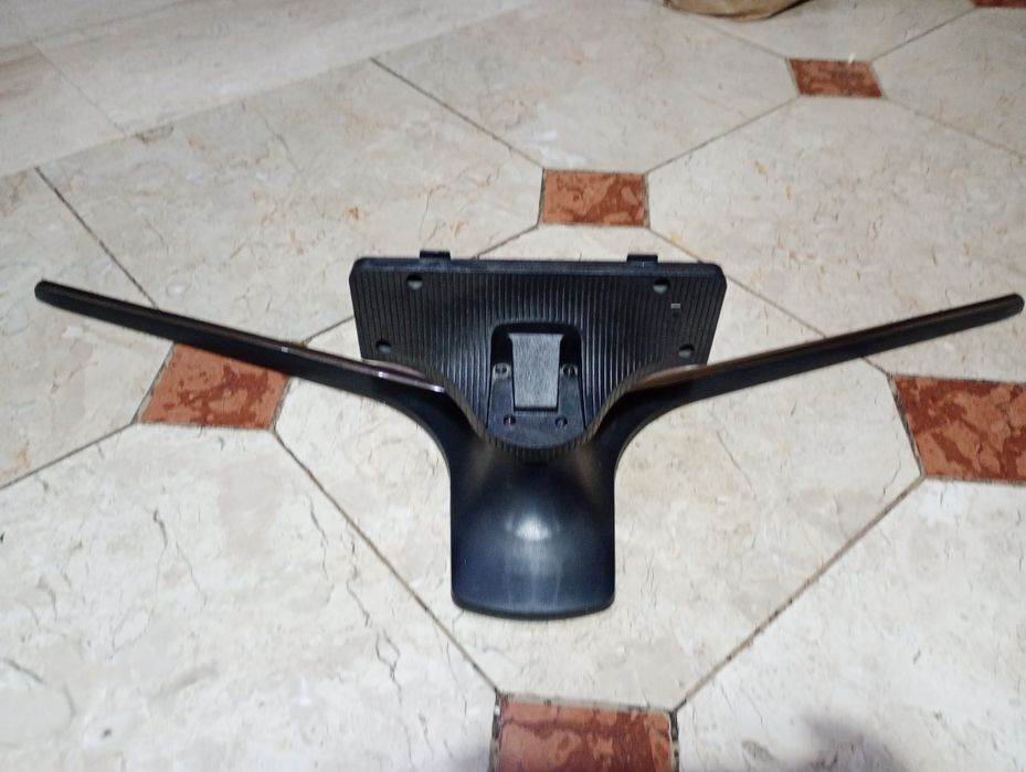 Stopa z podstawą to TV Samsung.
Używana, drobne rysy. Brak śrubek do m