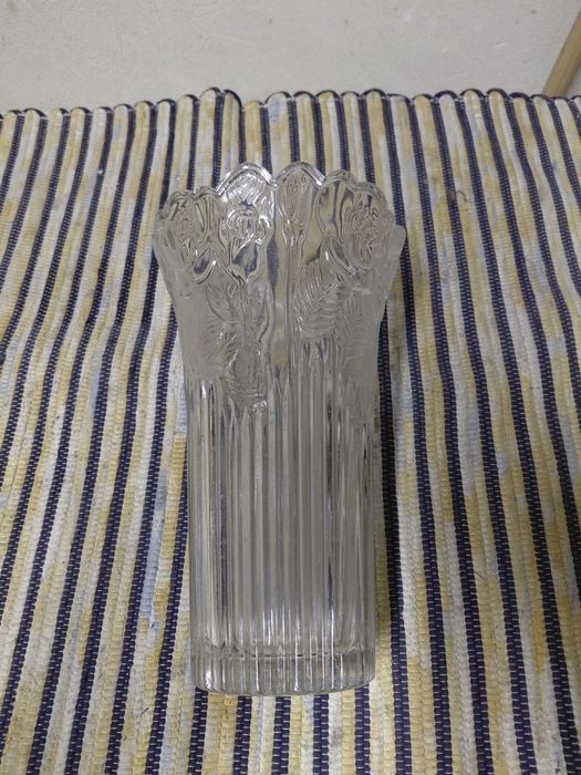 Jarra antiga de vidro para flores