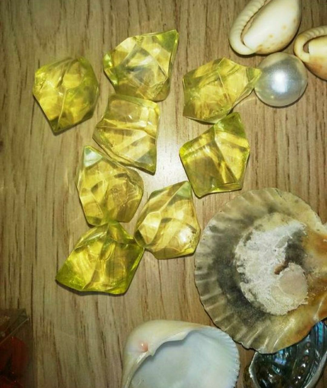 Камінці пластикові,ракушки для акваріуму,великі намистини перлини.