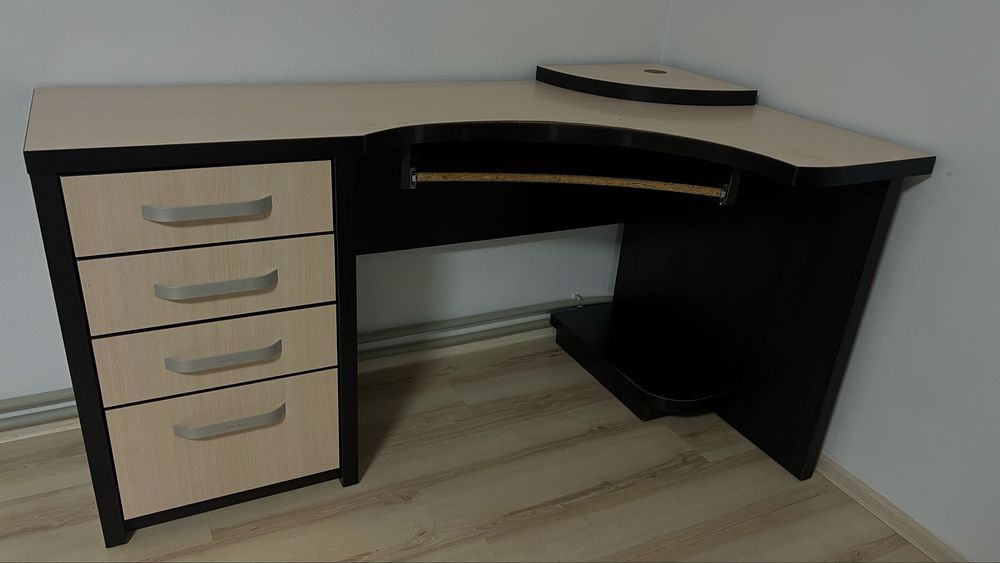 Стіл письмовий(компʼютерний стіл)