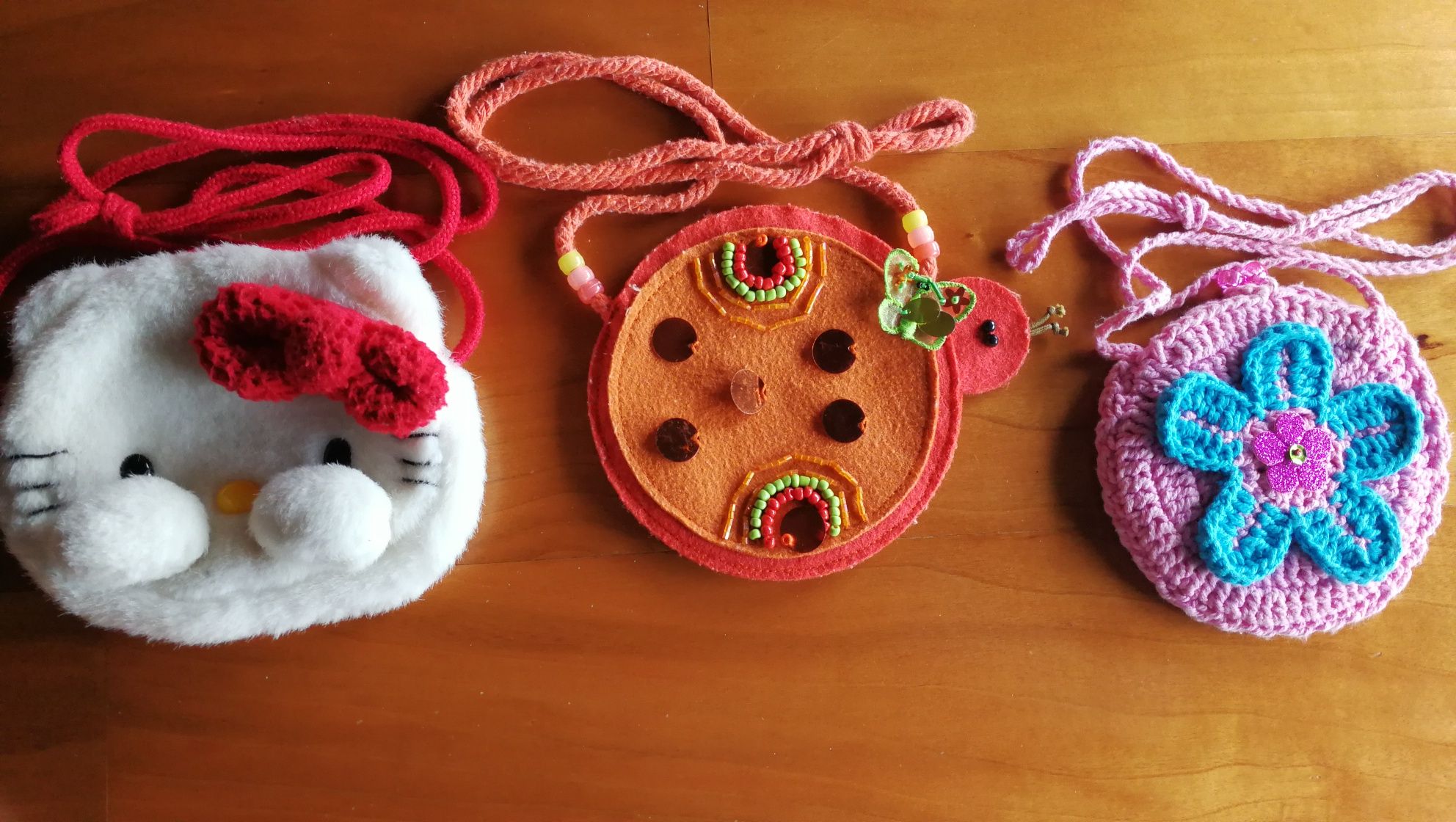 Várias malas e porta moedas Hello Kitty e outros