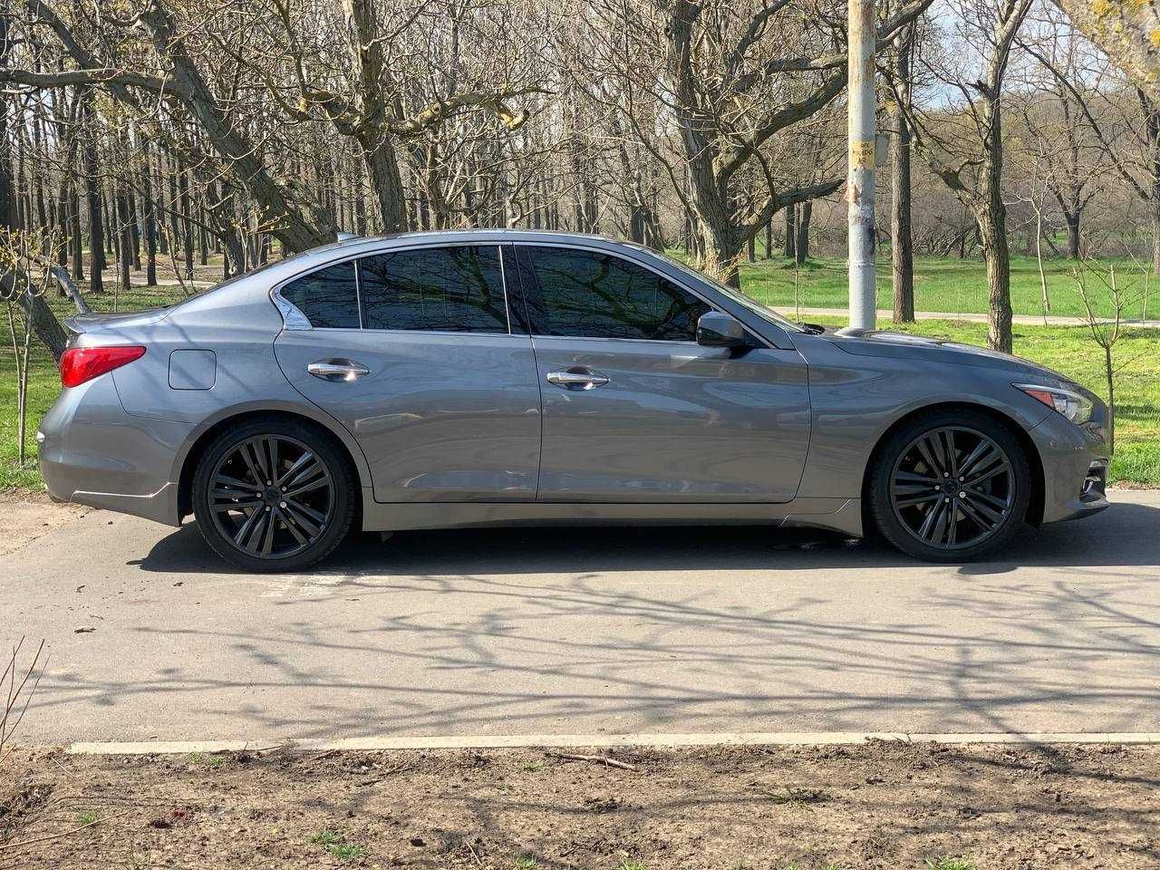 Infiniti Q50 Hybrid (3.5 awd)