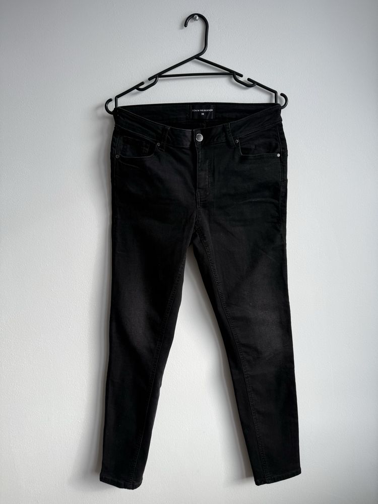 Czarne jeansy push up Reserved