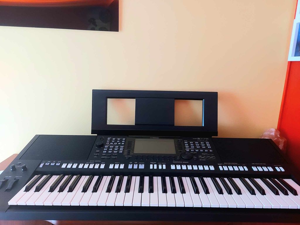 Keyboard Yamaha PSR S775