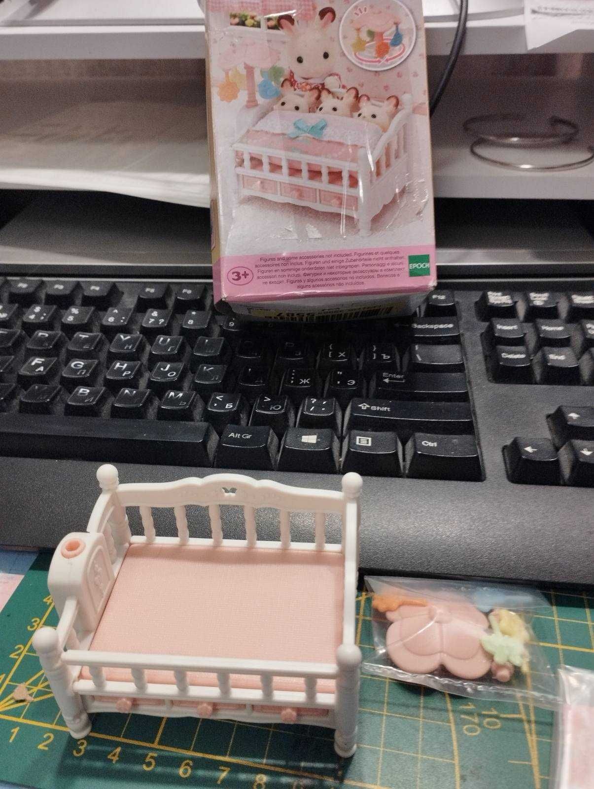 Zestaw Sylvanian Families łóżeczko z karuzelką