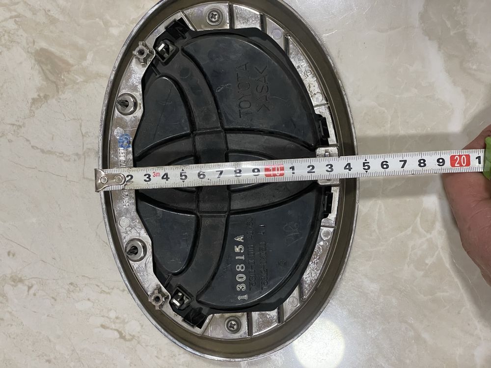 Продам значок емблему Toyota Hilux оригінал 75312-0K050