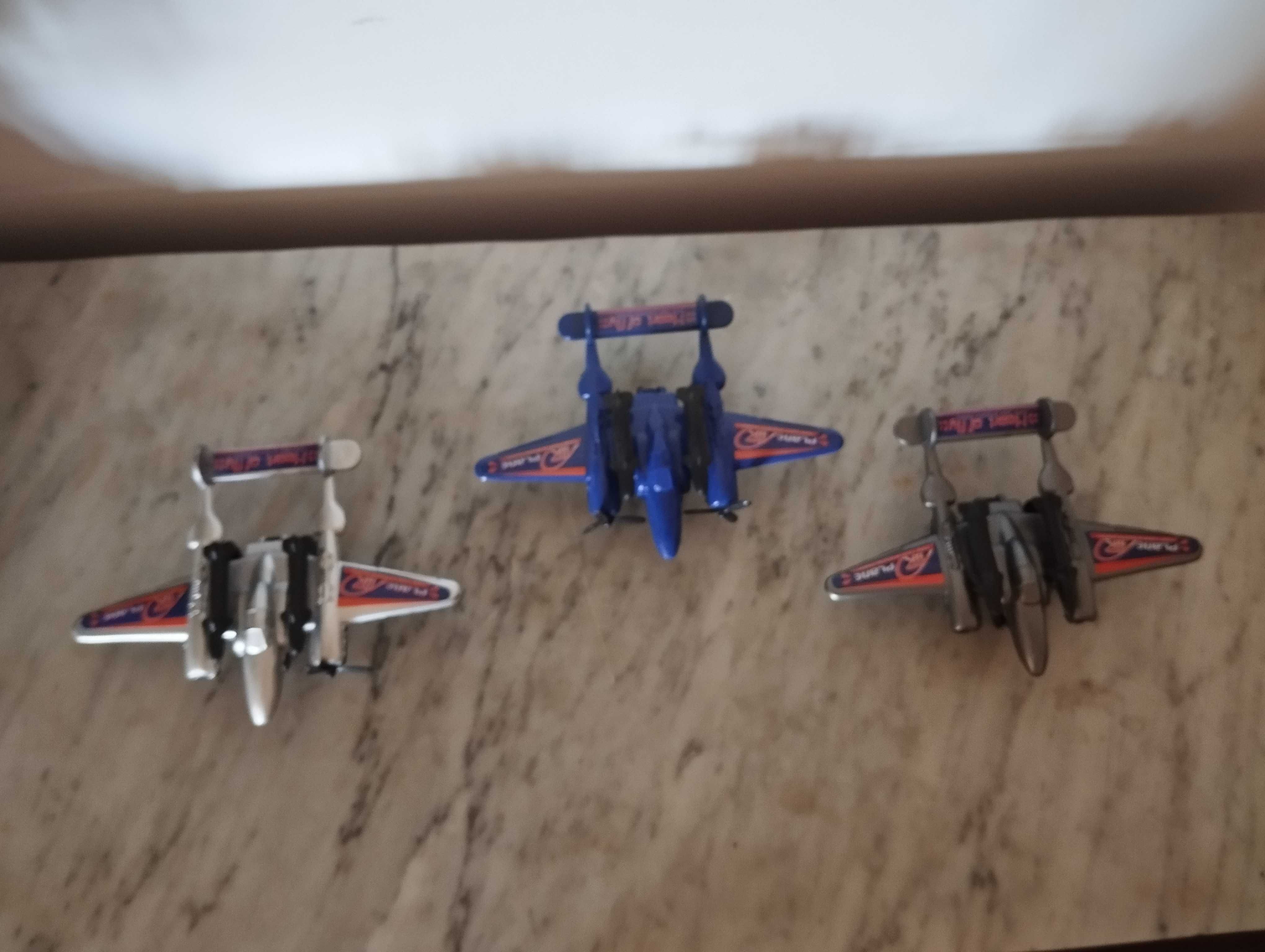 3 aviões de plástico