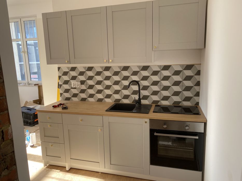 Montaż składanie mebli kuchni IKEA, podłogi, panele, beton, cegła