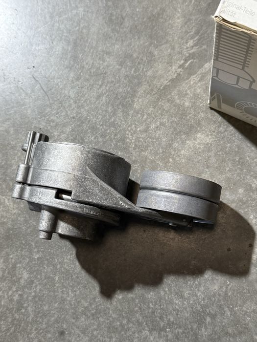 Натяжний натяжник ремня генератора 3.0 OM642 Sprinter W906 W907