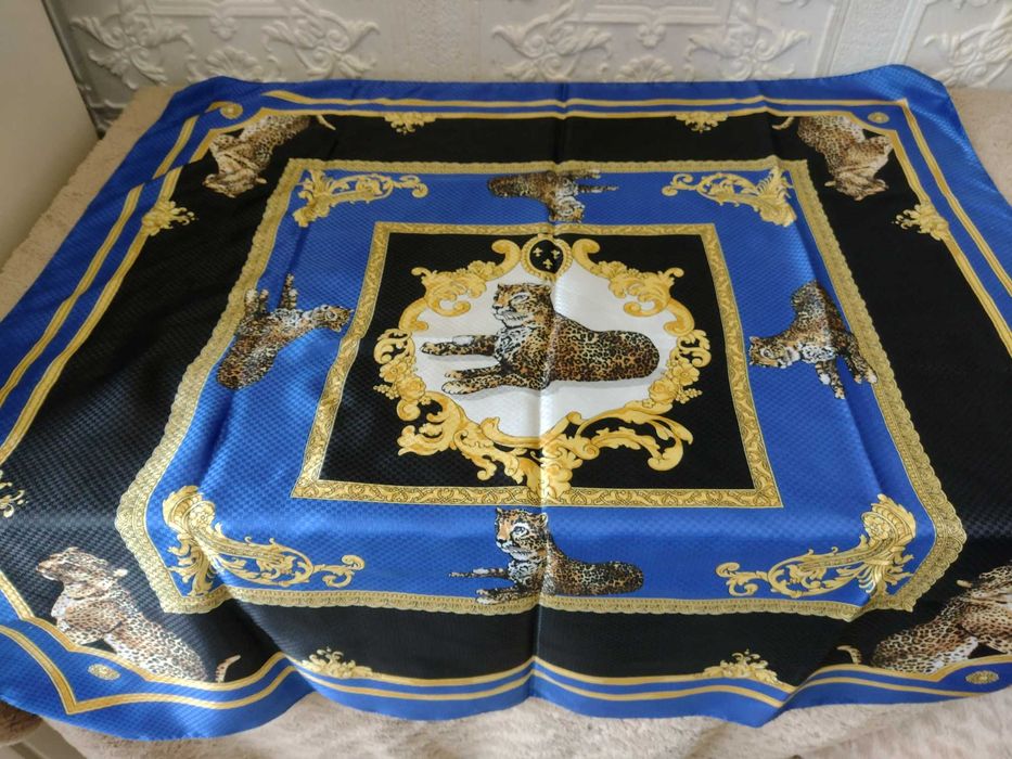 Красивый платок в стиле Versace барокко.